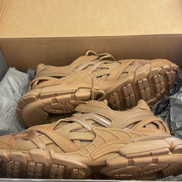 Balenciaga - Picture 1 of 5